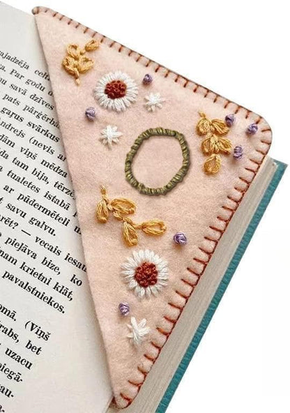 MOTEERLLU Personalized Hand Embroidered Corner Bookmark,Felt Triangle Page Stitched Handmade Bookmark,Unique Cute Flower Letter Embroidery Bookmarks Accessories for Book Lovers