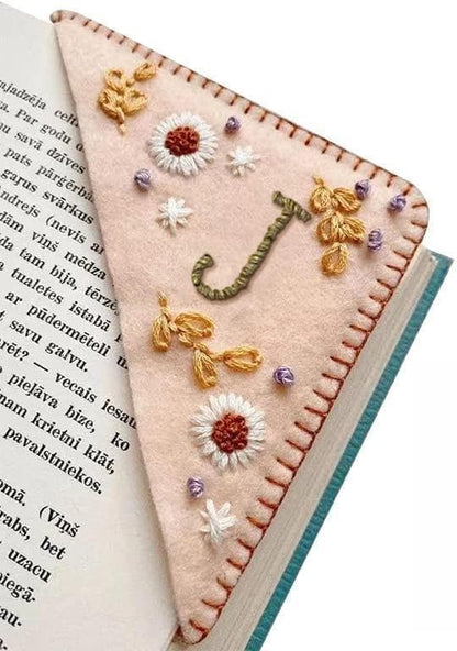 MOTEERLLU Personalized Hand Embroidered Corner Bookmark,Felt Triangle Page Stitched Handmade Bookmark,Unique Cute Flower Letter Embroidery Bookmarks Accessories for Book Lovers