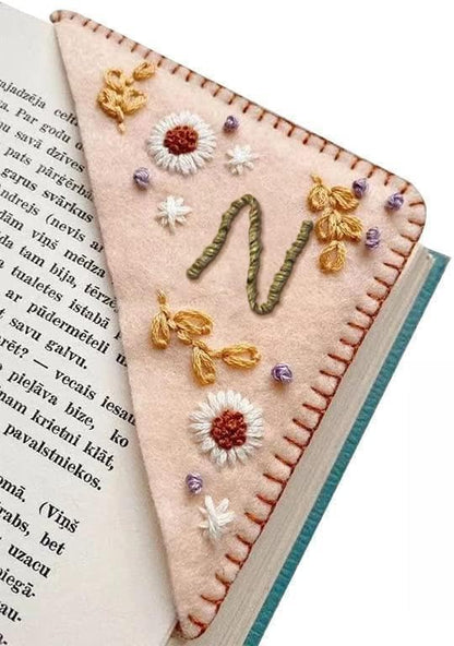MOTEERLLU Personalized Hand Embroidered Corner Bookmark,Felt Triangle Page Stitched Handmade Bookmark,Unique Cute Flower Letter Embroidery Bookmarks Accessories for Book Lovers