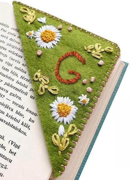 MOTEERLLU Personalized Hand Embroidered Corner Bookmark,Felt Triangle Page Stitched Handmade Bookmark,Unique Cute Flower Letter Embroidery Bookmarks Accessories for Book Lovers