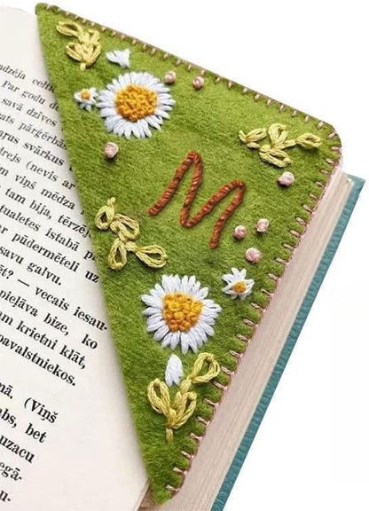MOTEERLLU Personalized Hand Embroidered Corner Bookmark,Felt Triangle Page Stitched Handmade Bookmark,Unique Cute Flower Letter Embroidery Bookmarks Accessories for Book Lovers