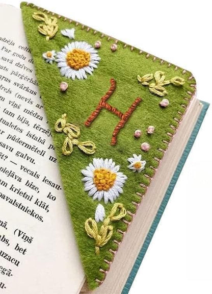 MOTEERLLU Personalized Hand Embroidered Corner Bookmark,Felt Triangle Page Stitched Handmade Bookmark,Unique Cute Flower Letter Embroidery Bookmarks Accessories for Book Lovers