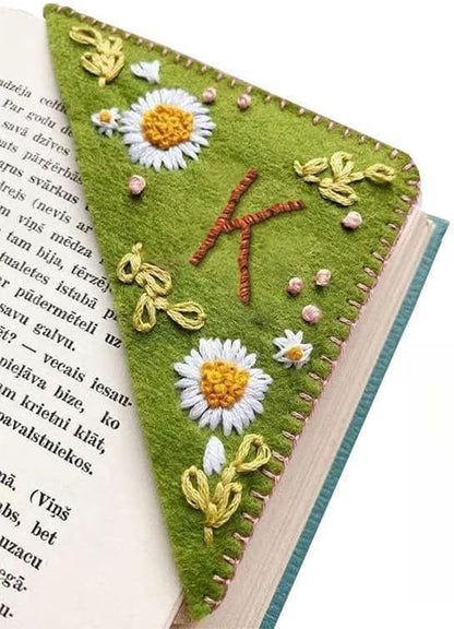 MOTEERLLU Personalized Hand Embroidered Corner Bookmark,Felt Triangle Page Stitched Handmade Bookmark,Unique Cute Flower Letter Embroidery Bookmarks Accessories for Book Lovers