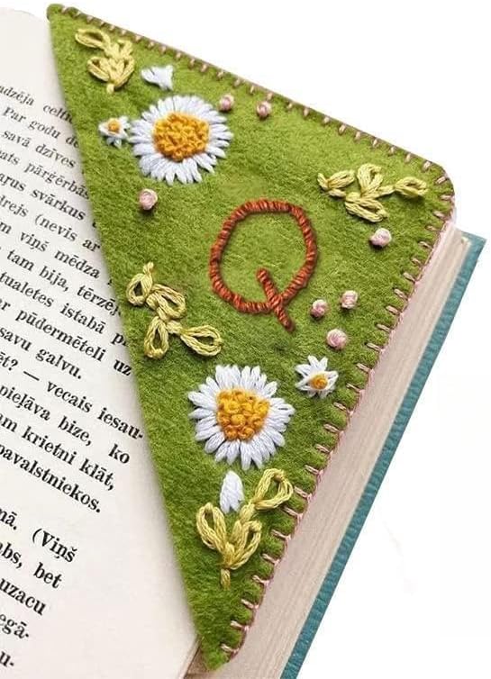 MOTEERLLU Personalized Hand Embroidered Corner Bookmark,Felt Triangle Page Stitched Handmade Bookmark,Unique Cute Flower Letter Embroidery Bookmarks Accessories for Book Lovers
