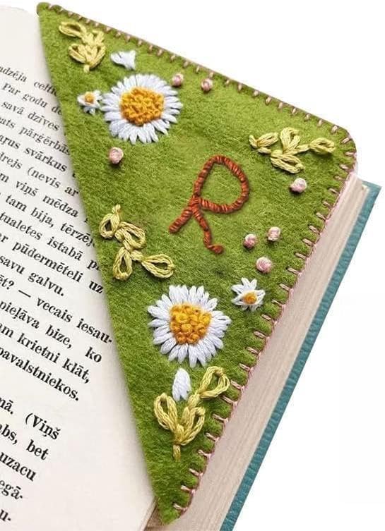 MOTEERLLU Personalized Hand Embroidered Corner Bookmark,Felt Triangle Page Stitched Handmade Bookmark,Unique Cute Flower Letter Embroidery Bookmarks Accessories for Book Lovers