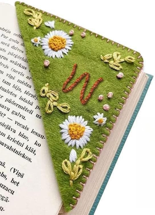 MOTEERLLU Personalized Hand Embroidered Corner Bookmark,Felt Triangle Page Stitched Handmade Bookmark,Unique Cute Flower Letter Embroidery Bookmarks Accessories for Book Lovers