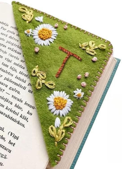 MOTEERLLU Personalized Hand Embroidered Corner Bookmark,Felt Triangle Page Stitched Handmade Bookmark,Unique Cute Flower Letter Embroidery Bookmarks Accessories for Book Lovers