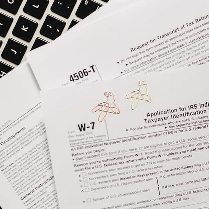 NUOBESTY Decorative File Folders 20pcs Cute Paper Clips Metal Bee Shape Journaling Paper Clamp Binder Clips Scrapbooking Bookmarks for Office Supplies Wedding Invitations Crafts 3.7cm