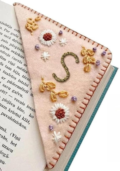MOTEERLLU Personalized Hand Embroidered Corner Bookmark,Felt Triangle Page Stitched Handmade Bookmark,Unique Cute Flower Letter Embroidery Bookmarks Accessories for Book Lovers