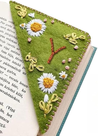 MOTEERLLU Personalized Hand Embroidered Corner Bookmark,Felt Triangle Page Stitched Handmade Bookmark,Unique Cute Flower Letter Embroidery Bookmarks Accessories for Book Lovers