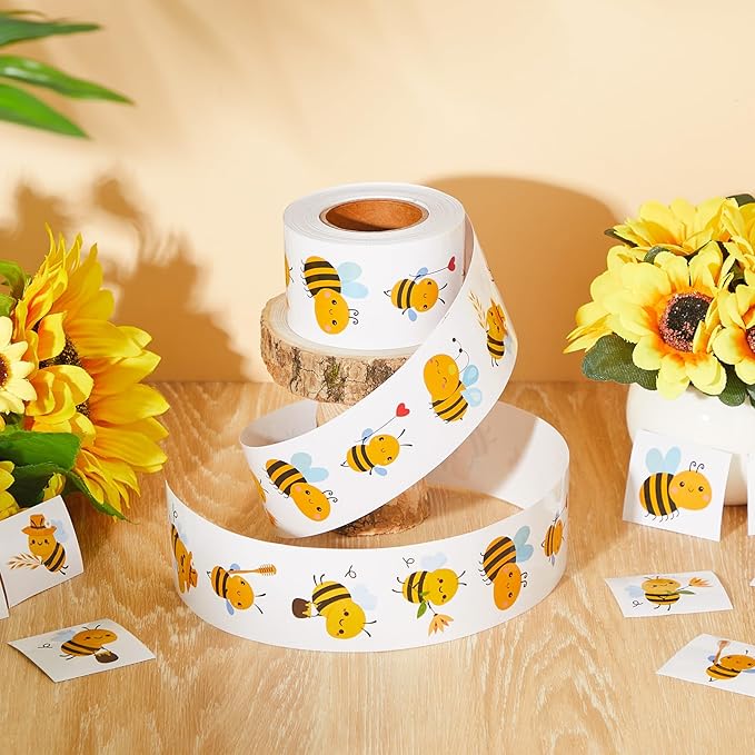 1 Roll Animal Stickers Reward Cute Space Stickers Office Supplies Incentives Sticker Animal Party Favor Decal, 500 Pcs Each Roll(Bee)