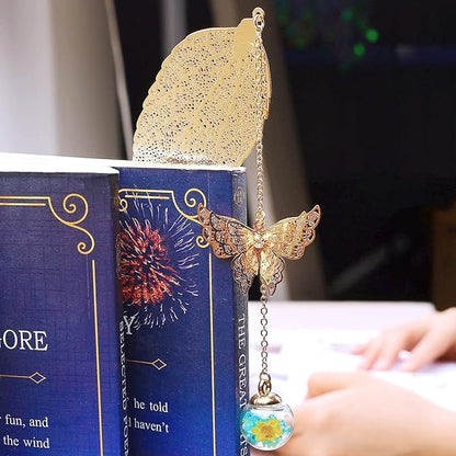 Toirxarn Metal Leaf Bookmark - Unique Gift for Women Ideal for Birthday Teacher Appreciation Mother's Day, Chic Literary Accessory & Elegant Reading Companion for Readers and Book Lovers